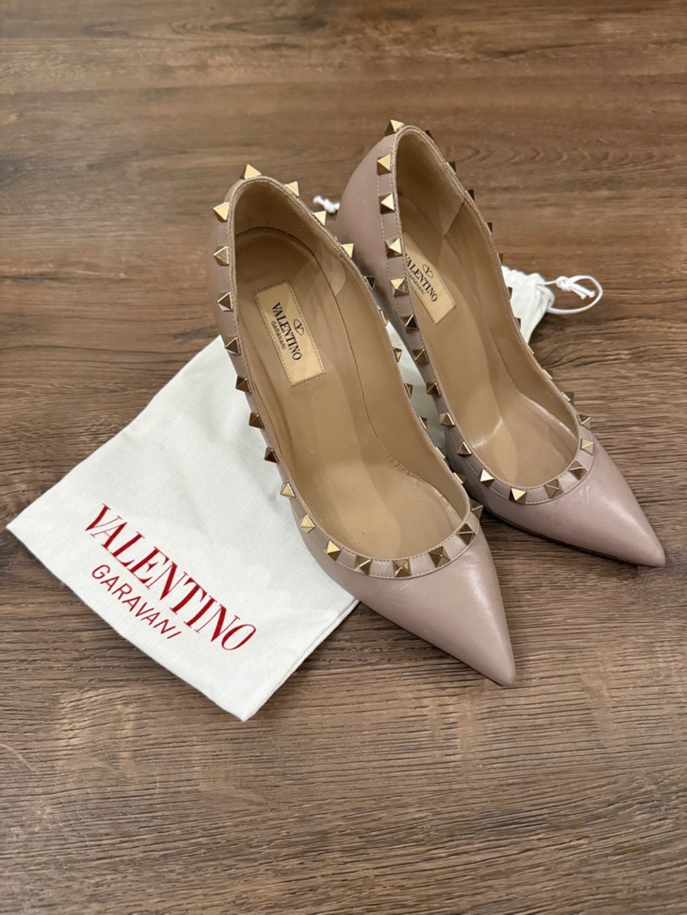 Valentino Rockstud Pointed Toe Pumps in Blush Pink Size 37.5/7.5